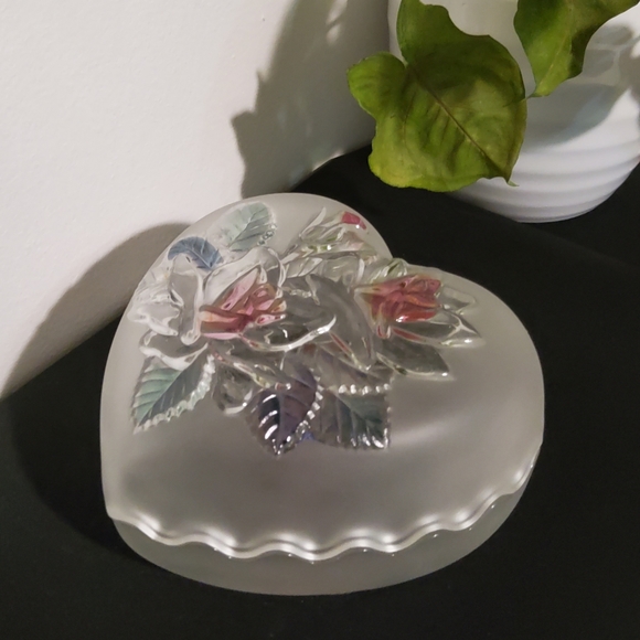 Frosted Covered Heart Shape Glass Trinket Box Studio Nova - Picture 1 of 7
